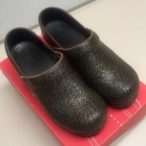 Sanita brown embossed leather clogs size 37